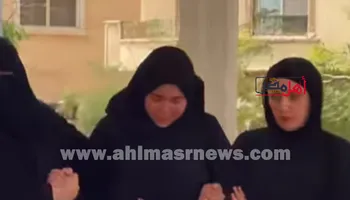 زوجة الدكتور ضياء العوضي أثناء تشييع الجنازة 
