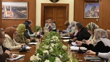 محافظ بورسعيد يعقد اجتماعًا موسعًا لمتابعة مشروعات تطوير البنية التحتية للمساكن و الطرق والميادين بالمحافظة