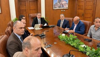  محافظ بورسعيد يناقش مقترح إنشاء كوبري بورسعيد العائم الجديد للربط بين مدينتي بورسعيد و بورفؤاد