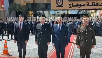 محافظ سوهاج يضع إكليلًا من الزهور على النصب التذكاري للشهداء