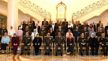 وزير الدفاع والإنتاج الحربي يكرم عددًا من القادة الذين أوفوا العطاء بالقوات المسلحة