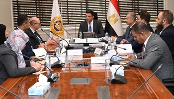  وزير الصناعة