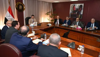 وزير الصناعة أثناء الاجتماع