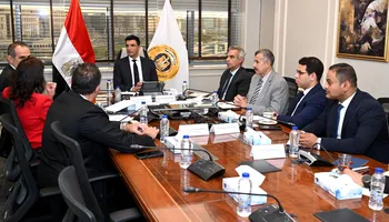 وزير الصناعة اثناء لقاء وفد شركة ايچيبت آمون للأمونيا الخضراء 