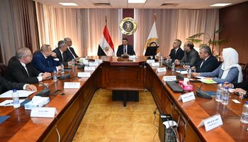وزير الصناعة اثناء اجتماعه مع غرفة صناعة الأدوية