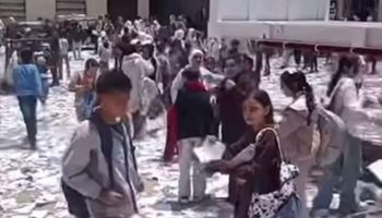 طلاب يمزقون الكتب في الدقهلية 
