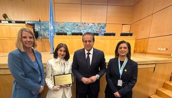 السيدة هبة السويدي اثناء تكريمها خلال فعاليات الدورة التاسعة والسبعين لجمعية الصحة العالمية في جنيف