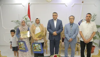 تكريم سيدتين تحررهما من محو الأمية 