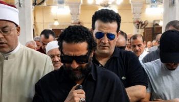 أحمد خليل أباظة خلف أحمد حلمي في جنازة والدته