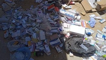 الأدوية أعلى السطح داخل مستشفى سوهاج العام 