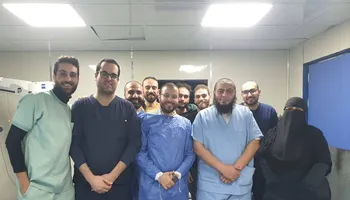 الفريق الطبي المجري العملية 