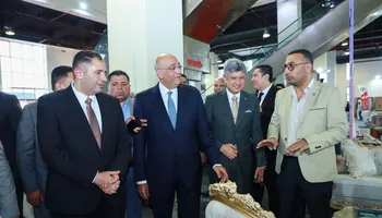 باسل رحمى اثناء افتتاح المعرض