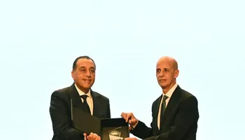 تكريم رئيس الوزراء لرئيس جامعة بنى سويف 