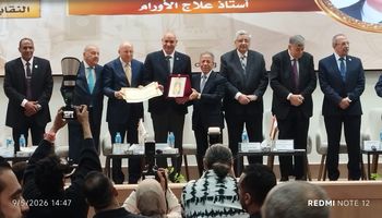 تكريم رئيس جامعة مدينة السادات 