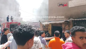 جانب من محاولات إخماد الحريق 