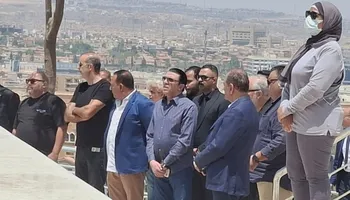 مصطفى كامل خلال جنازة هاني شاكر 