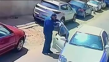 طالب يقبل يد معلمه