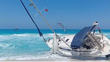 مركب بالمياه الإقليمية 