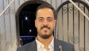 والدة الشاب الكاشير المعتدى عليه ببورسعيد تروى تفاصيل الواقعة : شباب ذى الورد بيروحوا بسبب البلطجة
