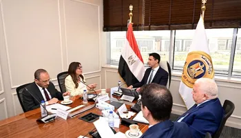 وزير الصناعة أثناء اللقاء