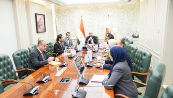 وزير العمل مع مسؤولين شركه جيد تكستايل 