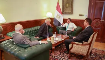 وزير الصحة أثناء لقاءه السير مجدي يعقوب