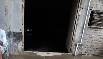 جانب من غرق الشارع بالصرف