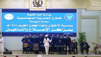 احتفالات دينية مبهجة خلف الأسوار