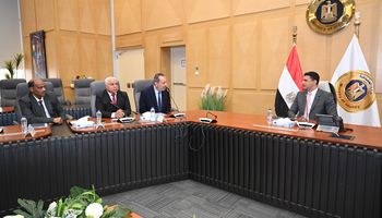 المهندس خالد هاشم وزير الصناعة اثناء لقاءً موسعاً مع وفد غرفة صناعة منتجات الأخشاب والأثاث