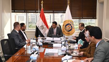 وزير الصناعة اثناء لقاءه مسؤولي شركة جوتن مصر للدهانات 
