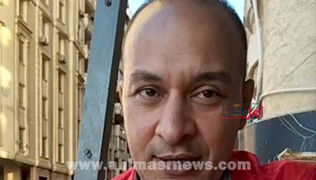  أحمد رزق صاحب فيديو الصعود على سلم لرؤية أبناءه من النافذة