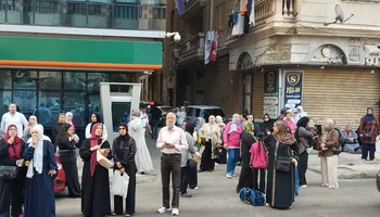 أولياء الأمور في انتظار أبنائهن أمام اللجان
