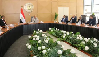 اجتماع وزير الكهرباء مع خبراء الطاقة