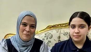 الطالبة آيتن ووالدتها 