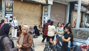 انتظار أولياء الأمور أمام لجان الثانوية العامة