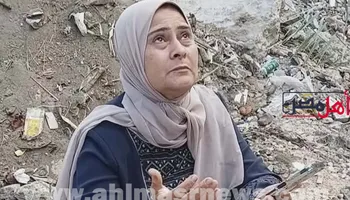 بالدموع والدعاء وتلاوة القرآن.. والدة طالبة ثانوية عامة بكفر الشيخ تنتظر أمام لجنة الامتحان