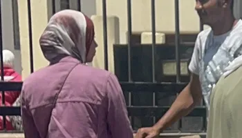 بعد ظهورهم بمحيط المحكمة.. شهد ووالدها يغادران الجنايات إلى منزلهم قبل أولى جلسات محاكمة قاتلة عروس بورسعيد 