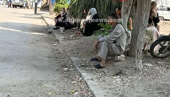 ترقب ودعوات.. أولياء الأمور يفترشون محيط لجان الثانوية العامة بكفر الشيخ