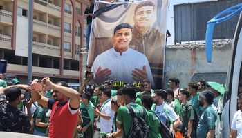 جماهير النادي المصري ترفع صورة طالب كلية الحقوق قبل ترحال نهائي الرابطة