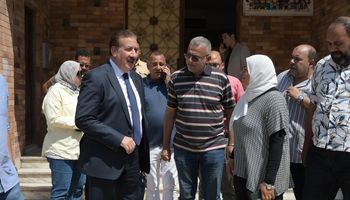 محافظ بورسعيد يزور جمعية "النور والأمل"  