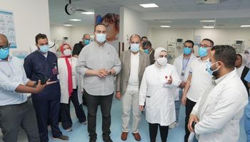 رئيس هيئة الرعاية الصحية اثناء زيارته لمستشفى سمالوط