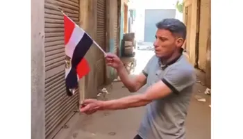 شاب يحرق علم مصر