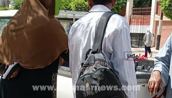 شايل شنطتها على ظهره في عز الحر.. وليّ أمر طالبة ثانوية عامة بكفر الشيخ ينتظرها أمام اللجنة
