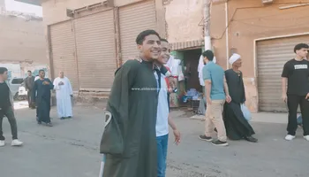 طالب يسانده زميله