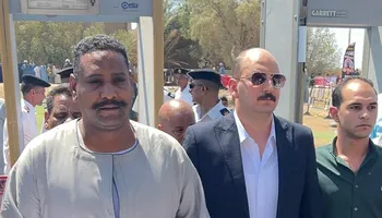 لحظة تقديم الكفن
