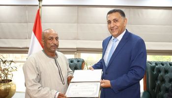 محافظ القليوبية يُكرم عامل التشغيل محمد عبدالعزيز