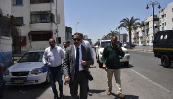 محافظ بورسعيد يوقع غرامة 900 ألف جنيه على شركة النظافة لقصور أعمال الكنس والجمع المنزلي