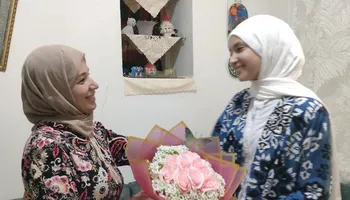 والدة رقيه الأولي علي الإسماعيلية عملت الورد بإيدي وقدمتة لبنتي 