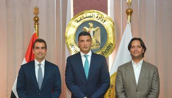 وزير الصناعة مع مسؤولين شركه جيد تكستايل 