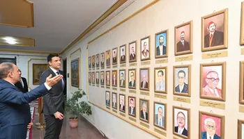 وزير الصناعه اثناء زيارة المطابع الاميرية